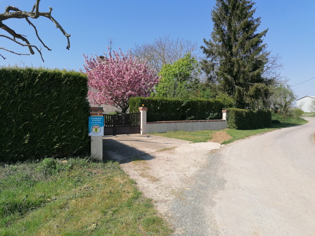 Entrée propriété fermette restaurée Crucheray